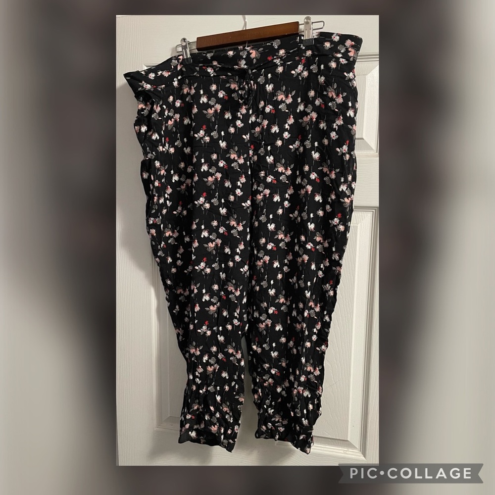 Maurices Size 3 Floral Cropped Ankle Pants